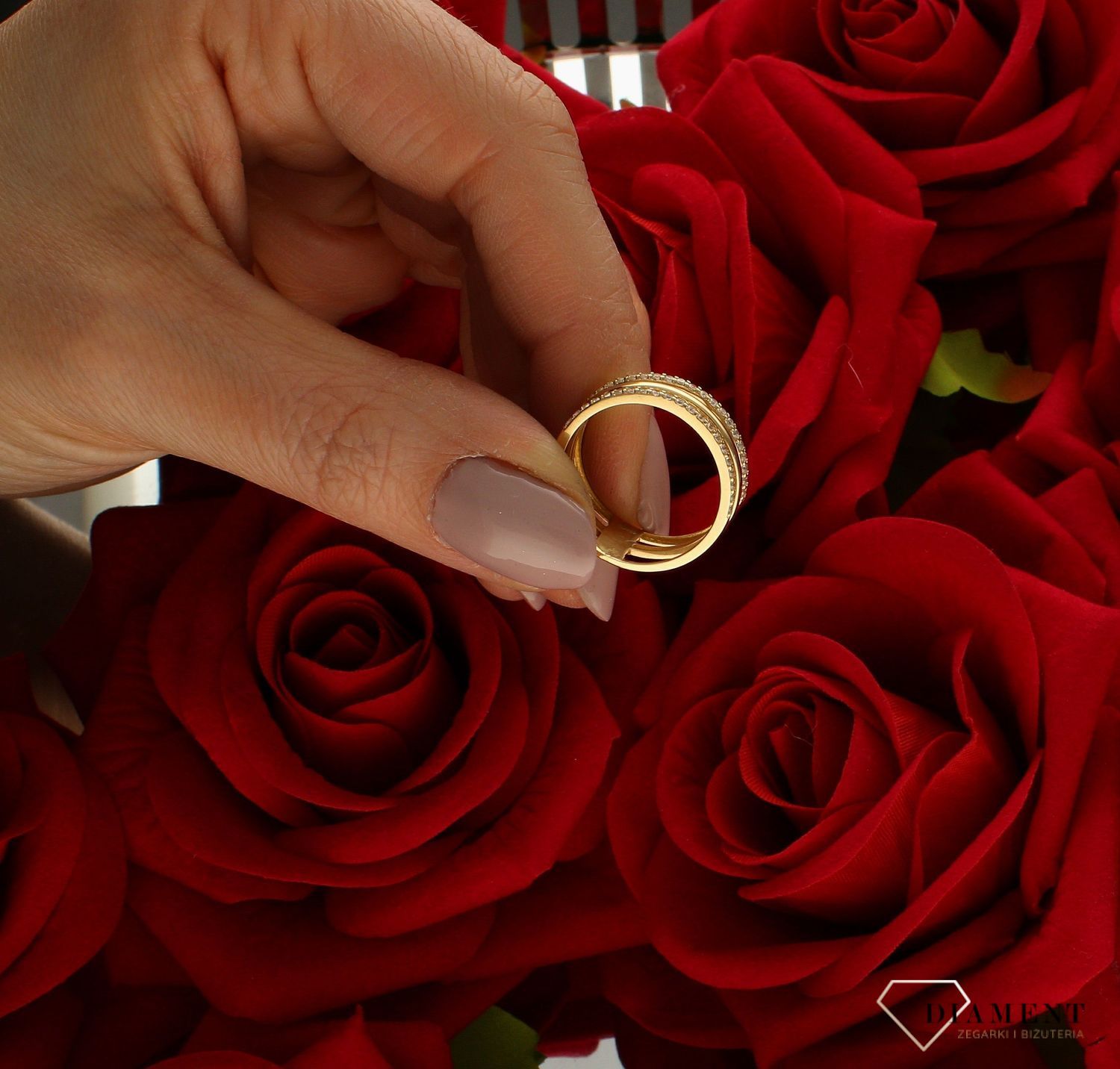 Złoty pierścionek 585 nowoczesny wzór cyrkonie rozmiar 16 to złoty damski pierścionek wykonany z wysokiej próby złota 585. Idealna biała cyrkonia we wzorze  nadają pierścionkowi nowoczesnego wyglądu (4).jpg